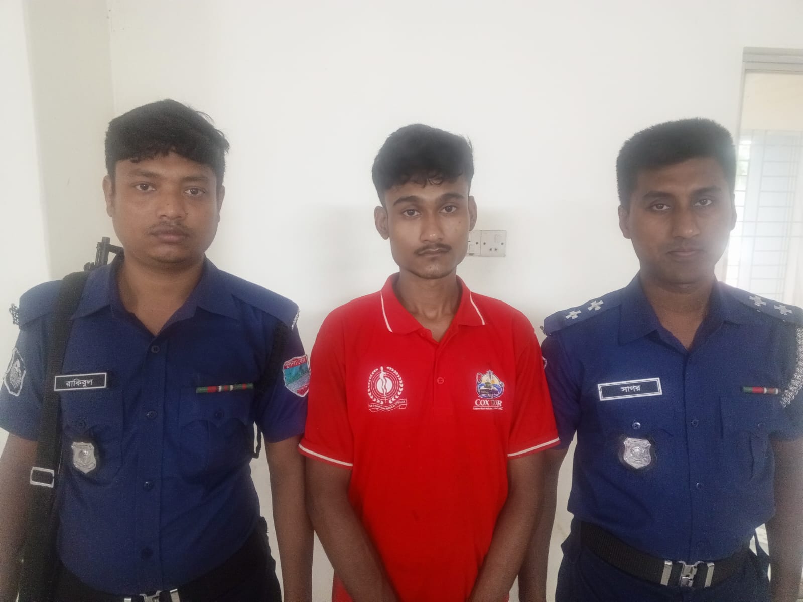 শয়ন কক্ষেই মাদকের আখড়া, ৩৪০ গ্রাম গাঁজাসহ যুবক গ্রেফতার