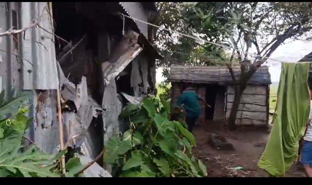 ইটনায় ৩ মাদক ব্যবসায়ীর বাড়িতে এলাকাবাসীর ভাংচুর ও অগ্নিসংযোগ