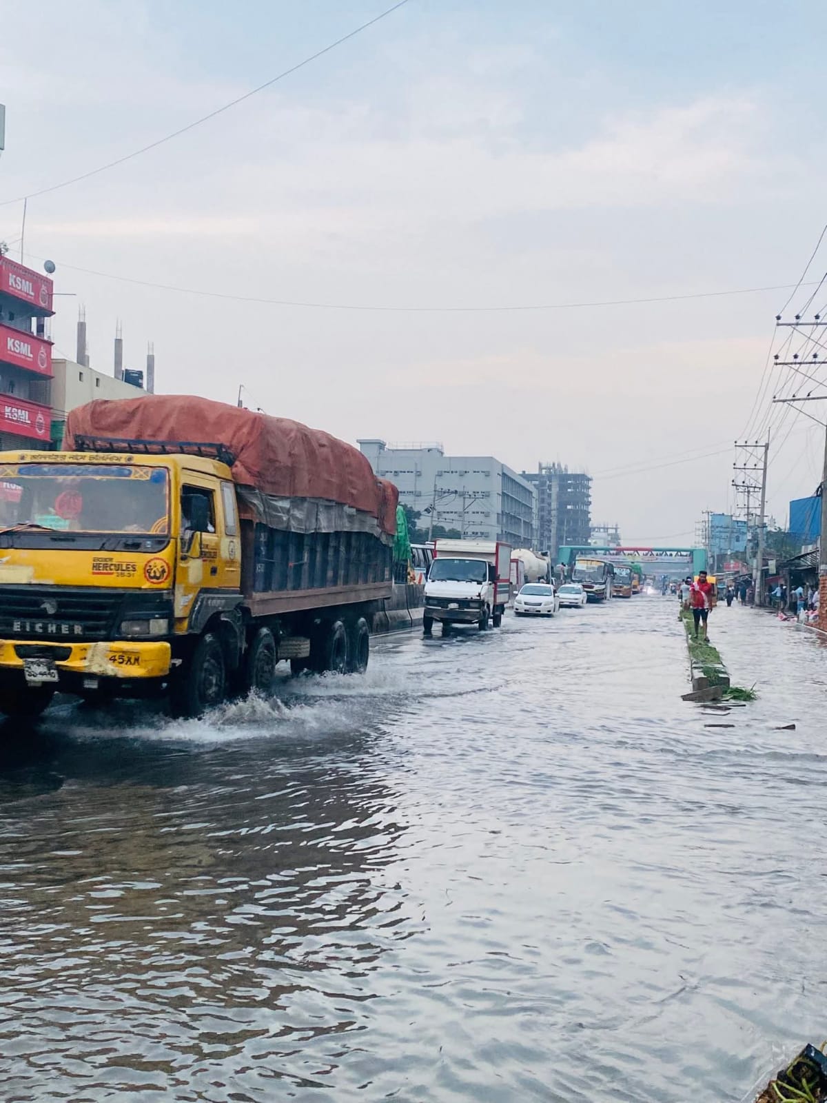 কালিয়াকৈরে বৃষ্টির পানিতে প্লাবিত, ঢাকা-টাঙ্গাইল মহাসড়ক, যানবাহন চলাচলে ধীরগতি