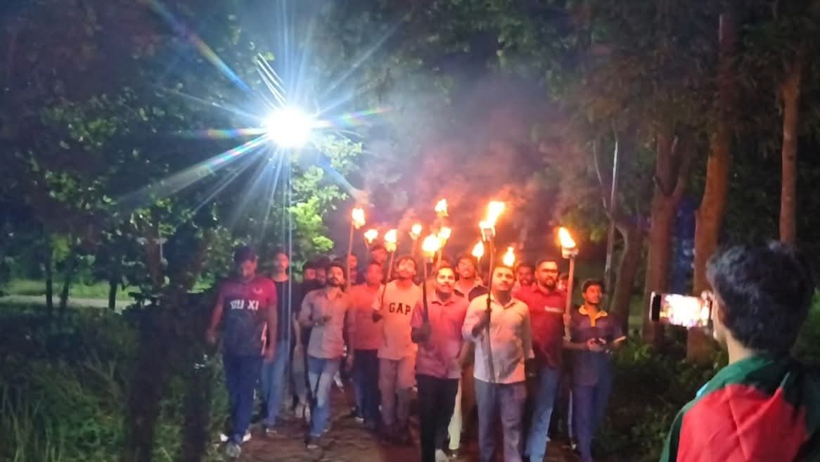 গাইবান্ধায় রামকে অবমাননার প্রতিবাদে মধ্যরাতে ববিতে সনাতনী শিক্ষার্থীদের মশাল মিছিল