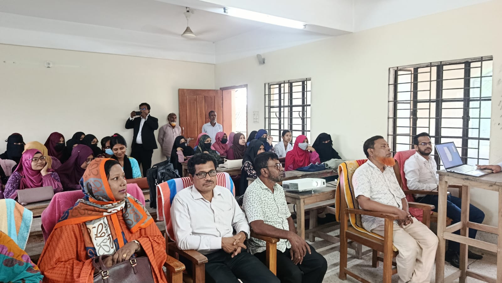 পাকুন্দিয়ায় IFIC ব্যাংকের উদ্যোগে আর্থিক সাক্ষরতা বিষয়ক সেমিনার অনুষ্ঠিত