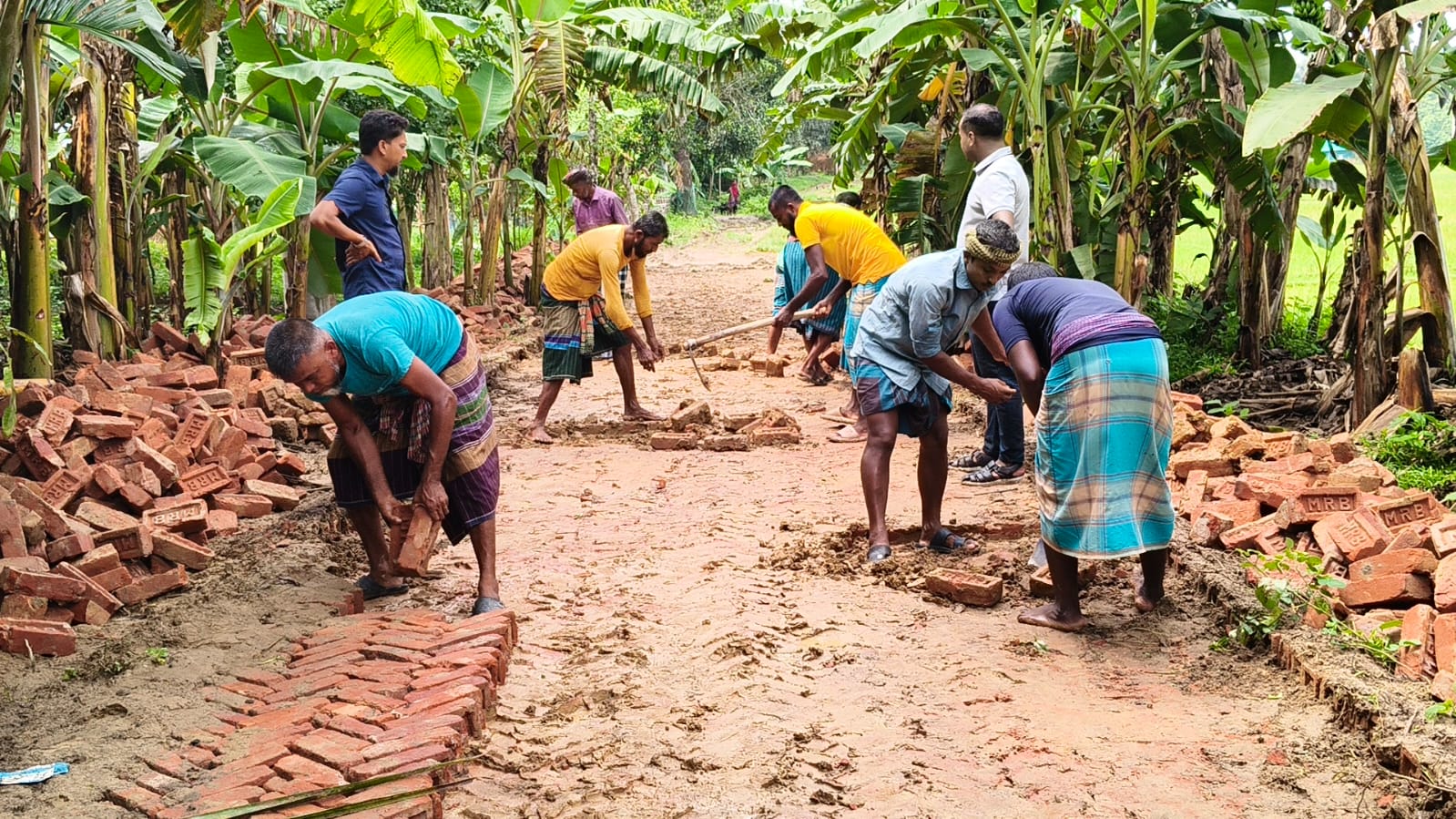 মা‌টিরাঙ্গায় সড়ক নির্মাণে অনিয়ম,কাজ বন্ধ করলো পিআইও