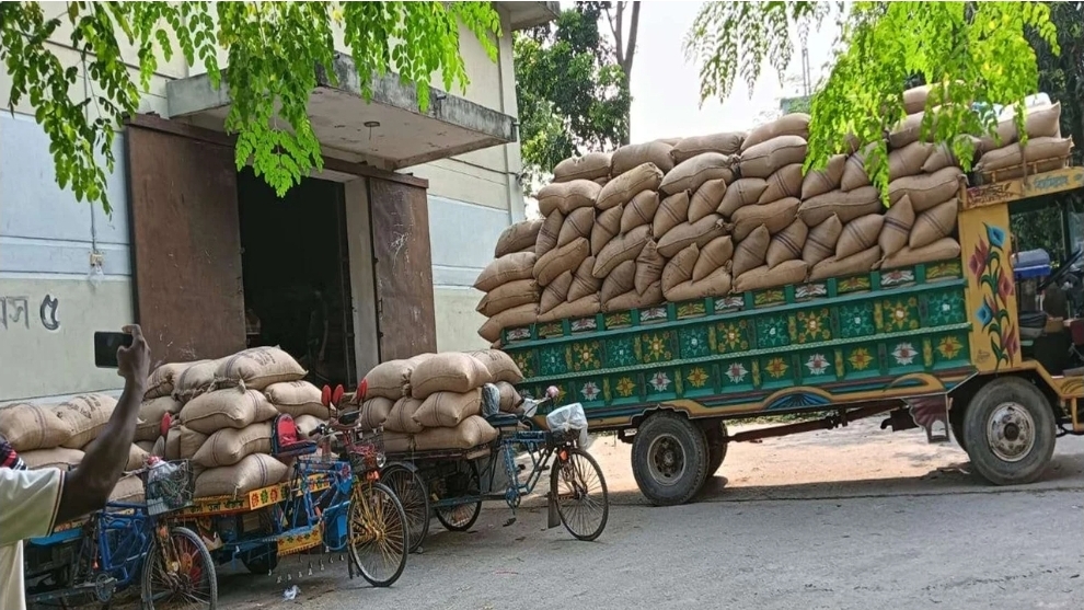 ভাঙ্গুড়ায় সরকারি ধান সংগ্রহে অনিয়ম, কর্মকর্তাদের বিরুদ্ধে অভিযোগ কৃষকদের