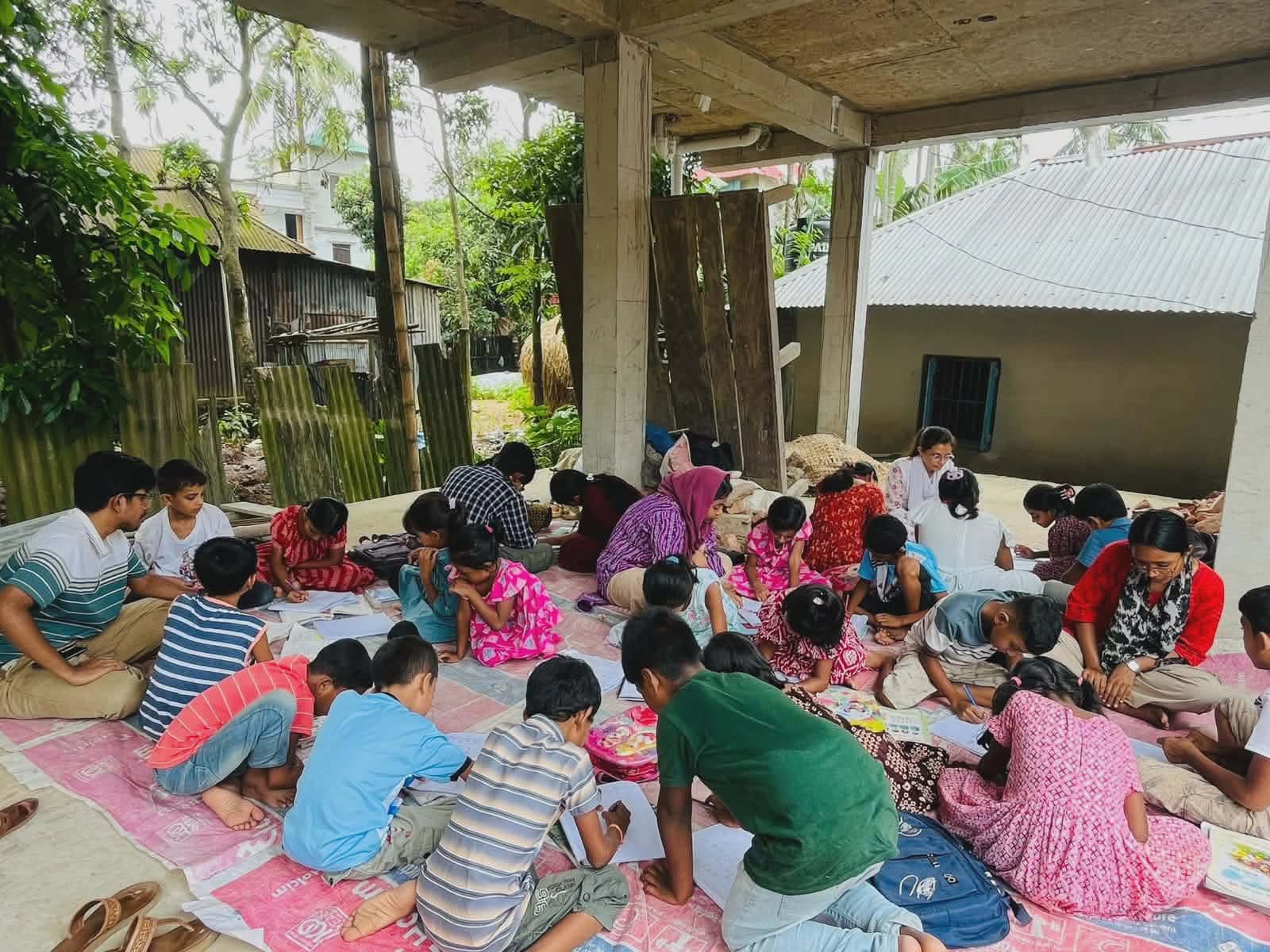 গ্রামীণ শিক্ষার্থীদের জন্য ‘বন্ধুস্কুল’, উদ্যোগে কুবির সাত শিক্ষার্থী