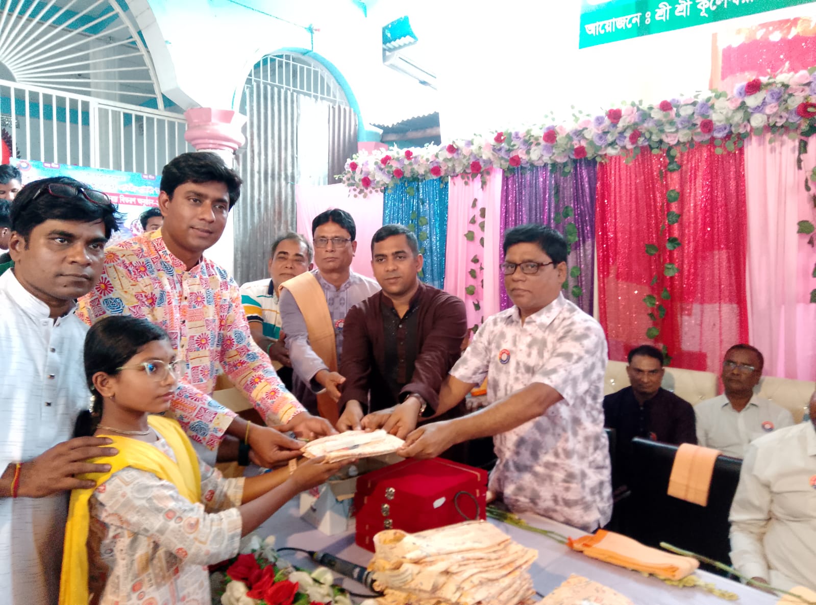 হোসেনপুরে গীতা স্কুলের ৩য় প্রতিষ্ঠাবার্ষিকীতে বিদ্যার্থীদের মাঝে বস্ত্র বিতরণ