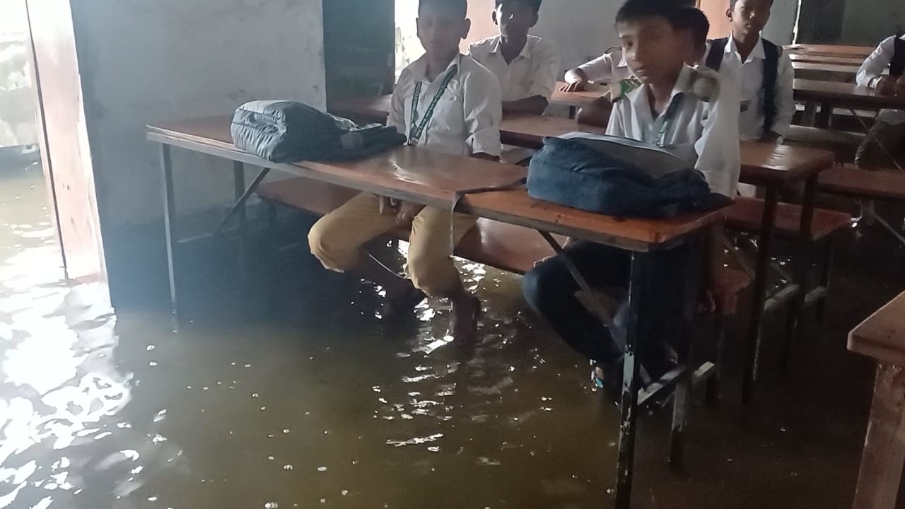 নাটোরে শ্রেণিকক্ষে হাঁটু পানি, পাঠদান বন্ধ; সুযোগে বিদ্যালয় মাঠে মাছ ধরায় মেতে ওঠে শিক্ষার্থীরা