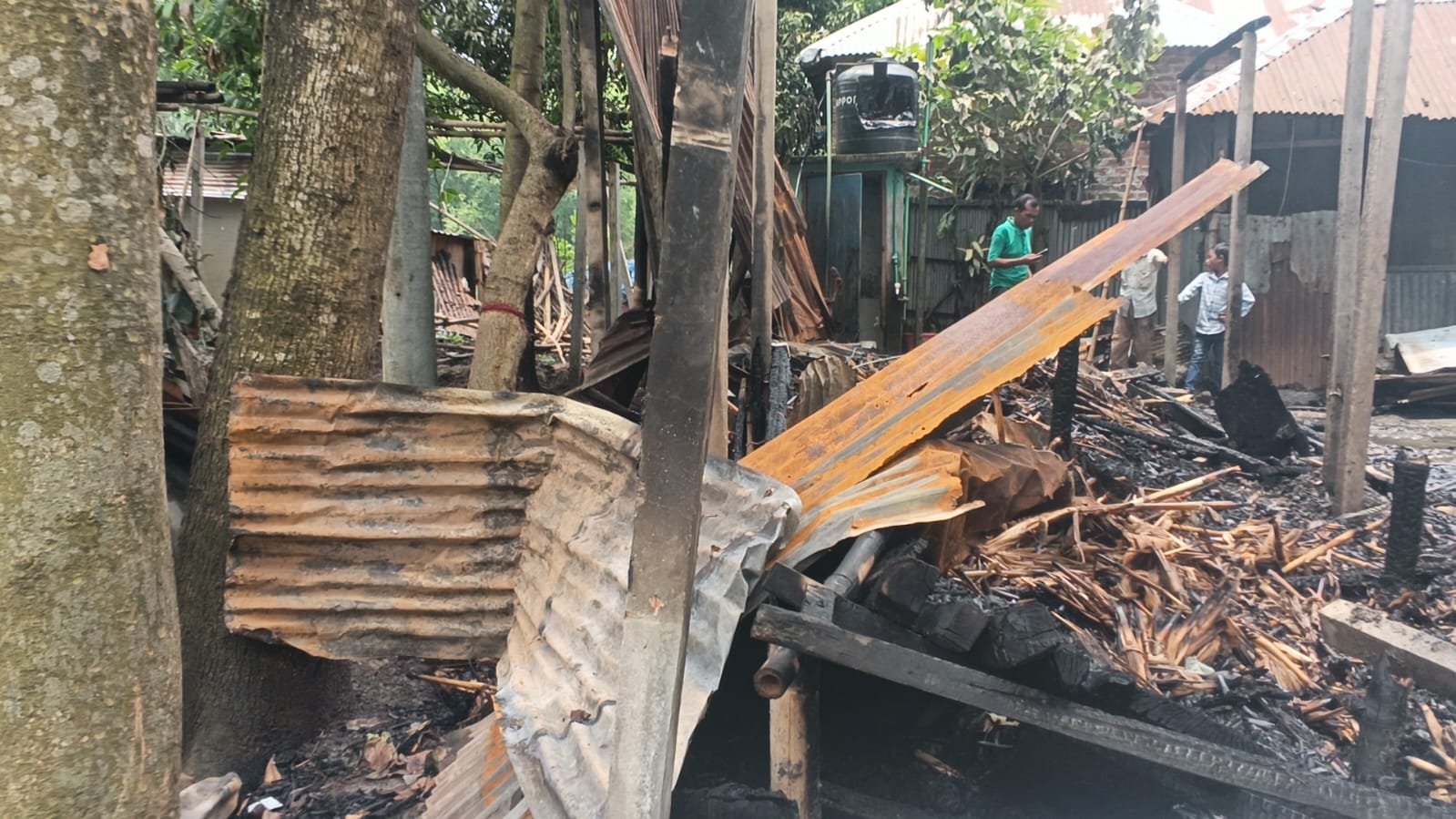ঠাকুরগাঁওয়ে গভীর রাতে অগ্নিকাণ্ডে একটি পরিবারের প্রায় ১৫ লক্ষ টাকার ক্ষতি সাধন