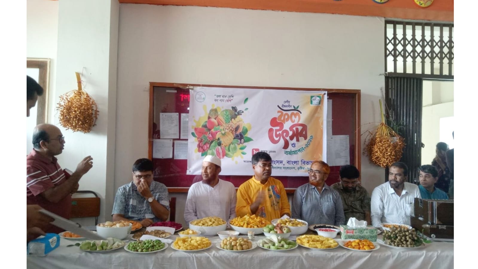 ইবির বাংলা বিভাগে দেশীয় গ্রীষ্মকালীন ফল উৎসব অনুষ্ঠিত