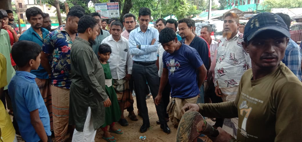 অবশেষে মুক্তির পথে পানিবন্দি পরিবার, টেকনাফে বন্ধ ড্রেইন পরিষ্কারের কাজ শুরু