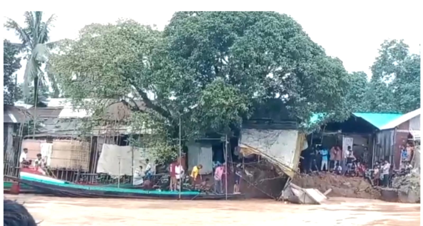 তাহিরপুরে পাহাড়ি ঢলের স্রোতে ঘর ভেঙ্গে পানিতে পড়ল: ঘরের খুঁটির সঙ্গে বাঁধা থাকা ১ যুবক নিখোঁজ