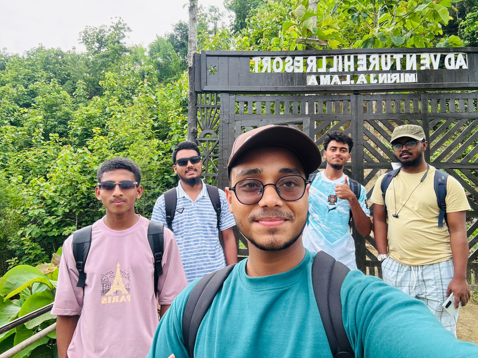 যেখানে মেঘ পাহাড়কে জড়িয়ে ধরে