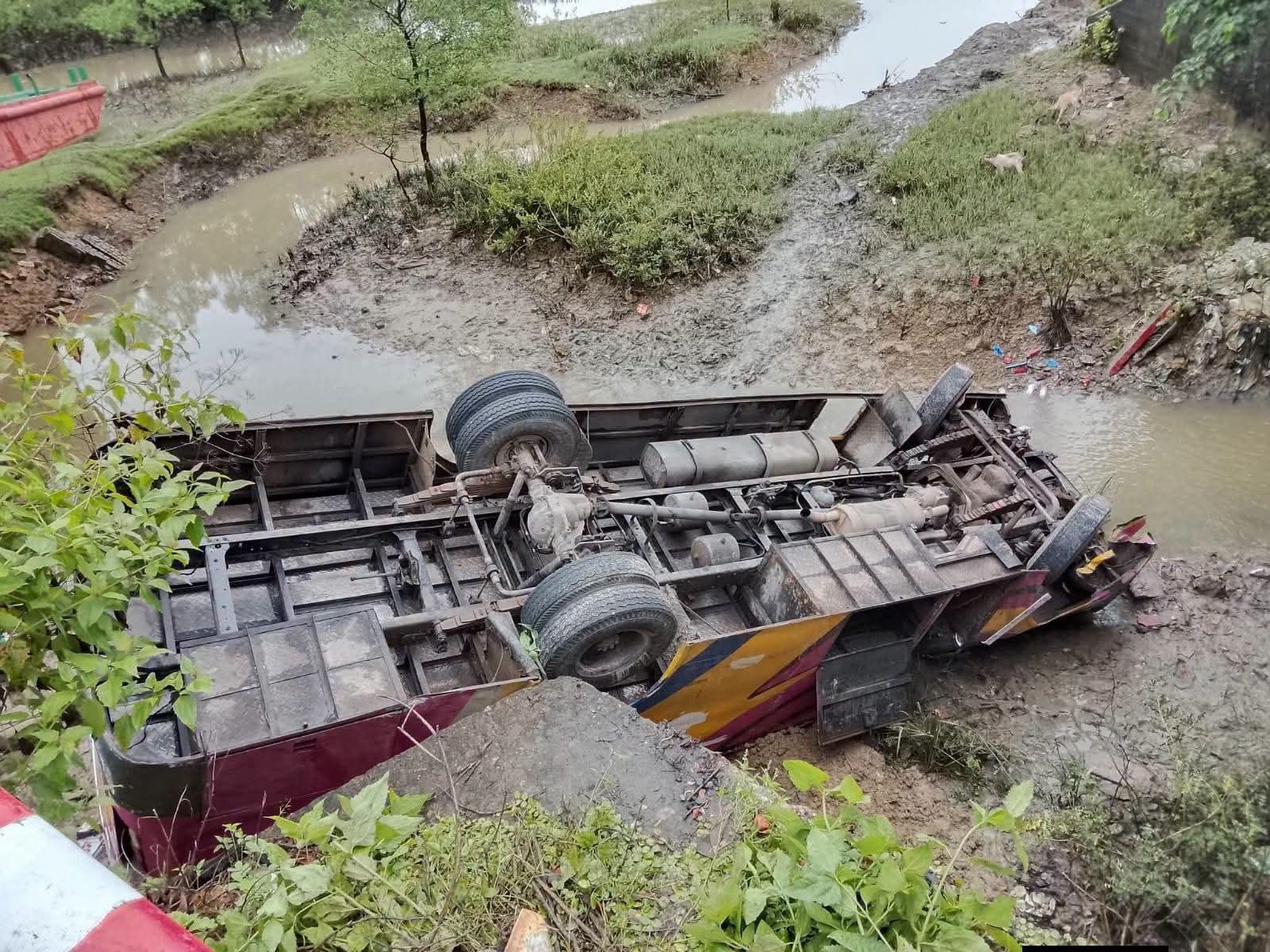 কক্সবাজার-টেকনাফ মহাসড়কে মিনিবাস দূর্ঘটনায় আহত ৬