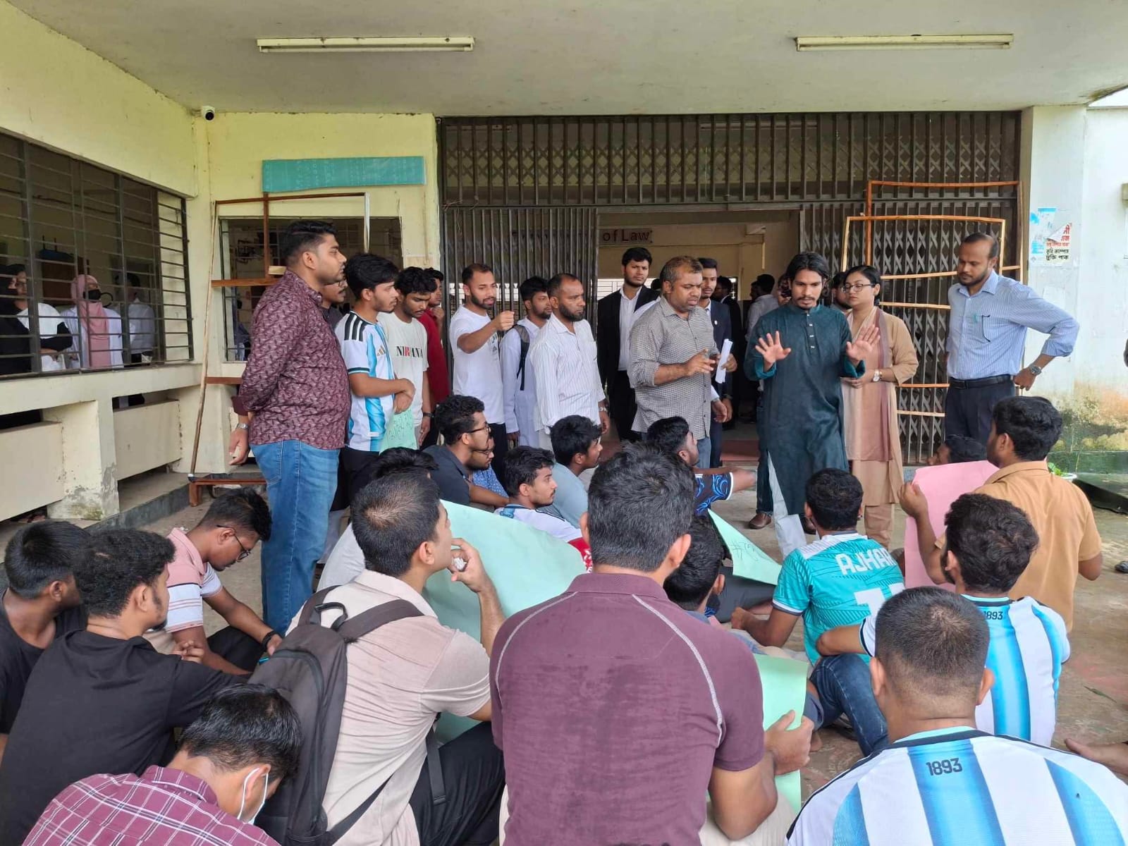 কু্বিতে সেশনজট নিরসনের দাবিতে আইন বিভাগে শিক্ষার্থীদের তালা, সমাধানের আশ্বাস