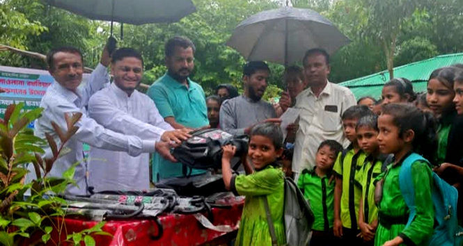 উখিয়ায় কোমলপ্রাণ শিক্ষার্থীদের মাঝে নিজ অর্থায়নে শিক্ষা উপকরণ বিতরণ