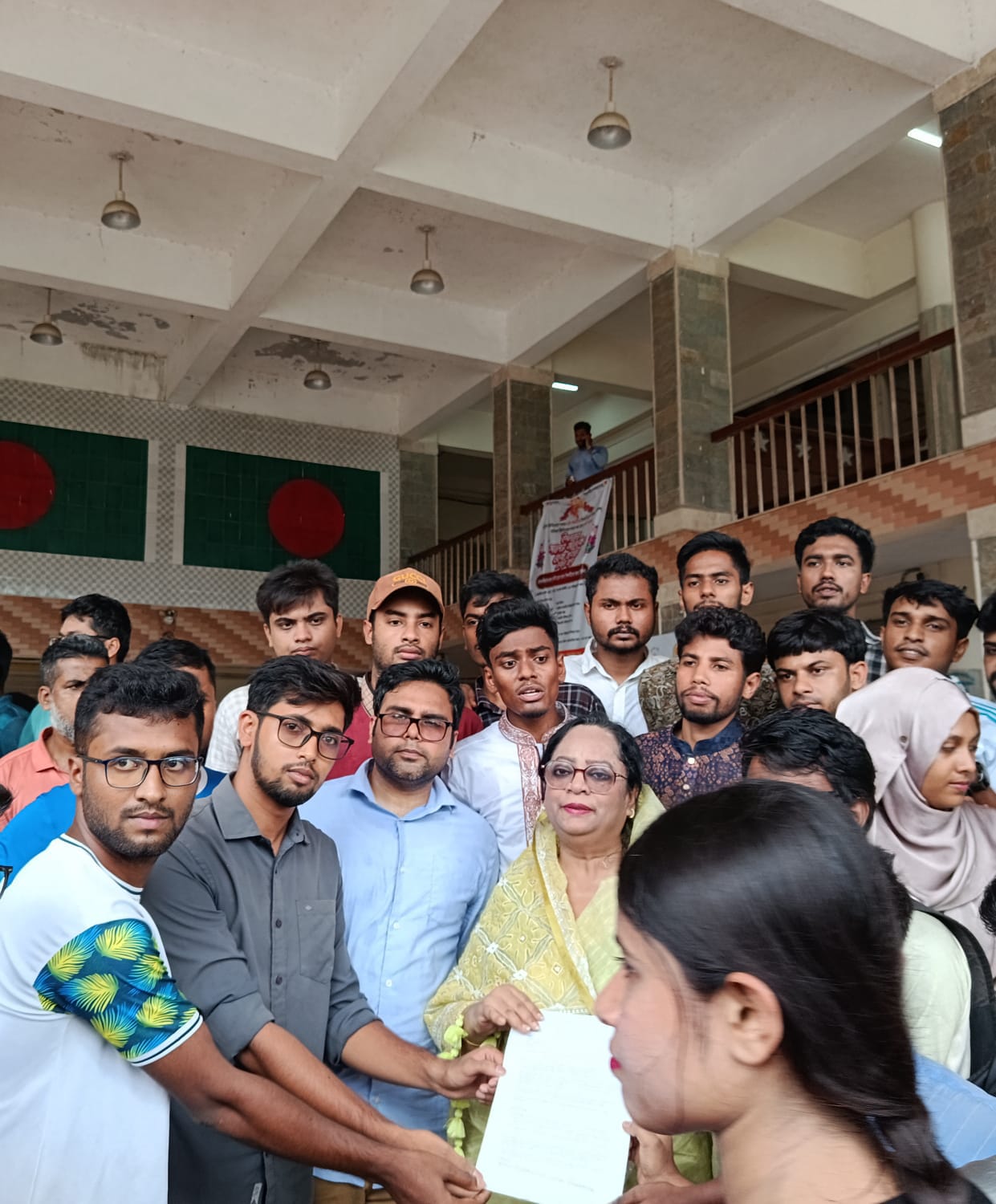 অটো ভাড়া বৃদ্ধির প্রতিবাদে সিটি প্রশাসকের কাছে ববি শিক্ষার্থীদের স্মারকলিপি