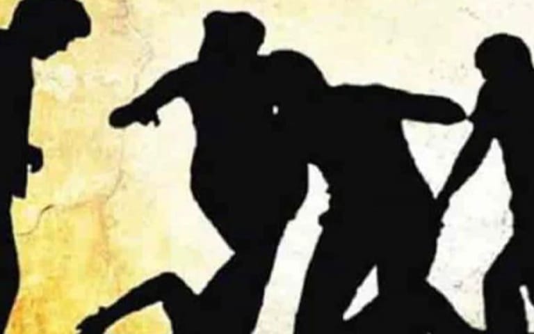 খুলনায় মাদক-সংক্রান্ত বিরোধে যুবককে কুপিয়ে গুরুতর জখম, ঢামেকে ভর্তি