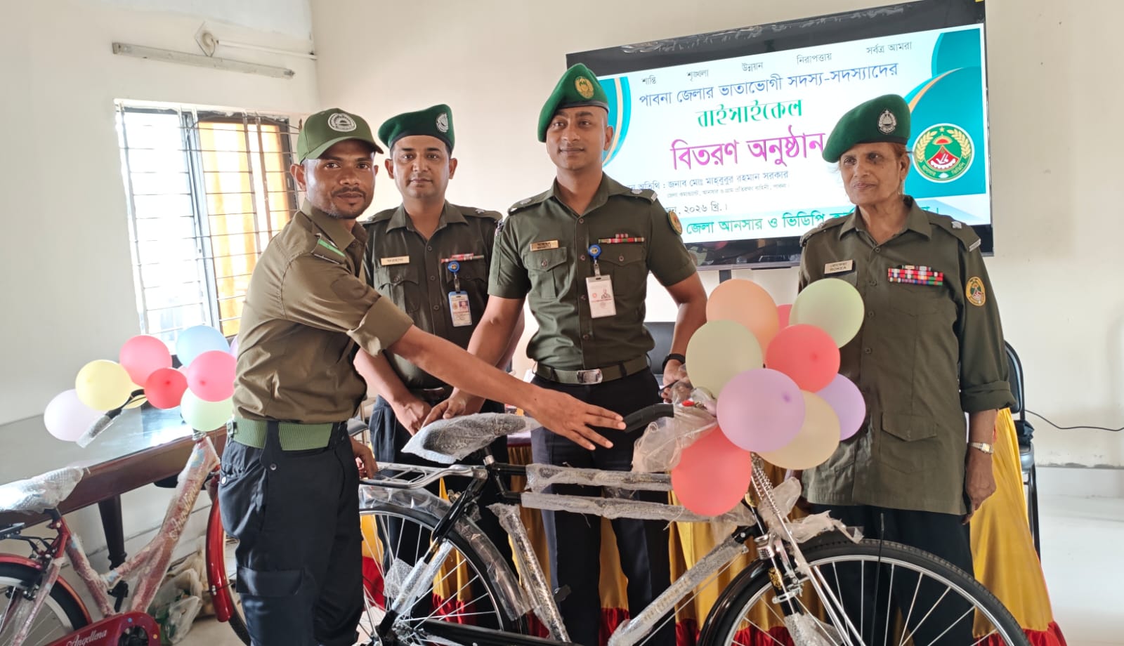 পাবনা জেলায় আনসার ও গ্রাম প্রতিরক্ষা বাহিনীর সদস্যদের মাঝে বাইসাইকেল বিতরণ