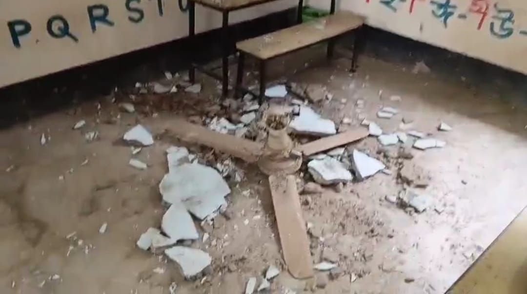 তাড়াইলে প্রাথমিক বিদ্যালয়ে পাঠদান চলাকালে শ্রেণিকক্ষে ফ্যান ধস