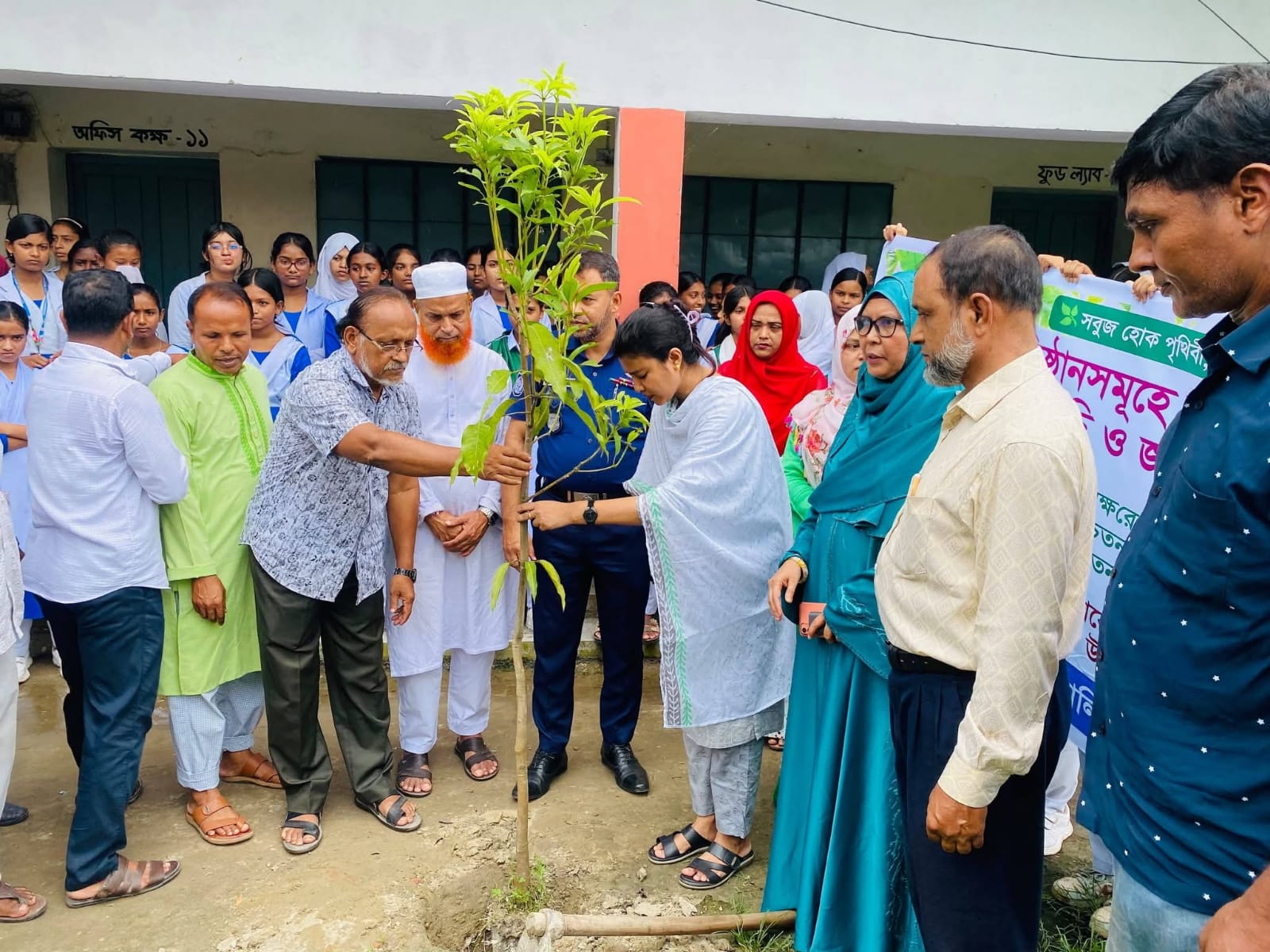 হোসেনপুর পাইলট বালিকা বিদ্যালয়ে “ওয়ান চাইল্ড, ওয়ান ট্রি” কর্মসূচি