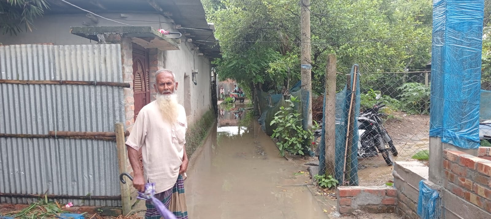 কালাই পৌরশহরে পানি নিস্কাশনে ড্রেনেজ ব্যবস্থা না থাকায় পানিবন্দী মানুষ
