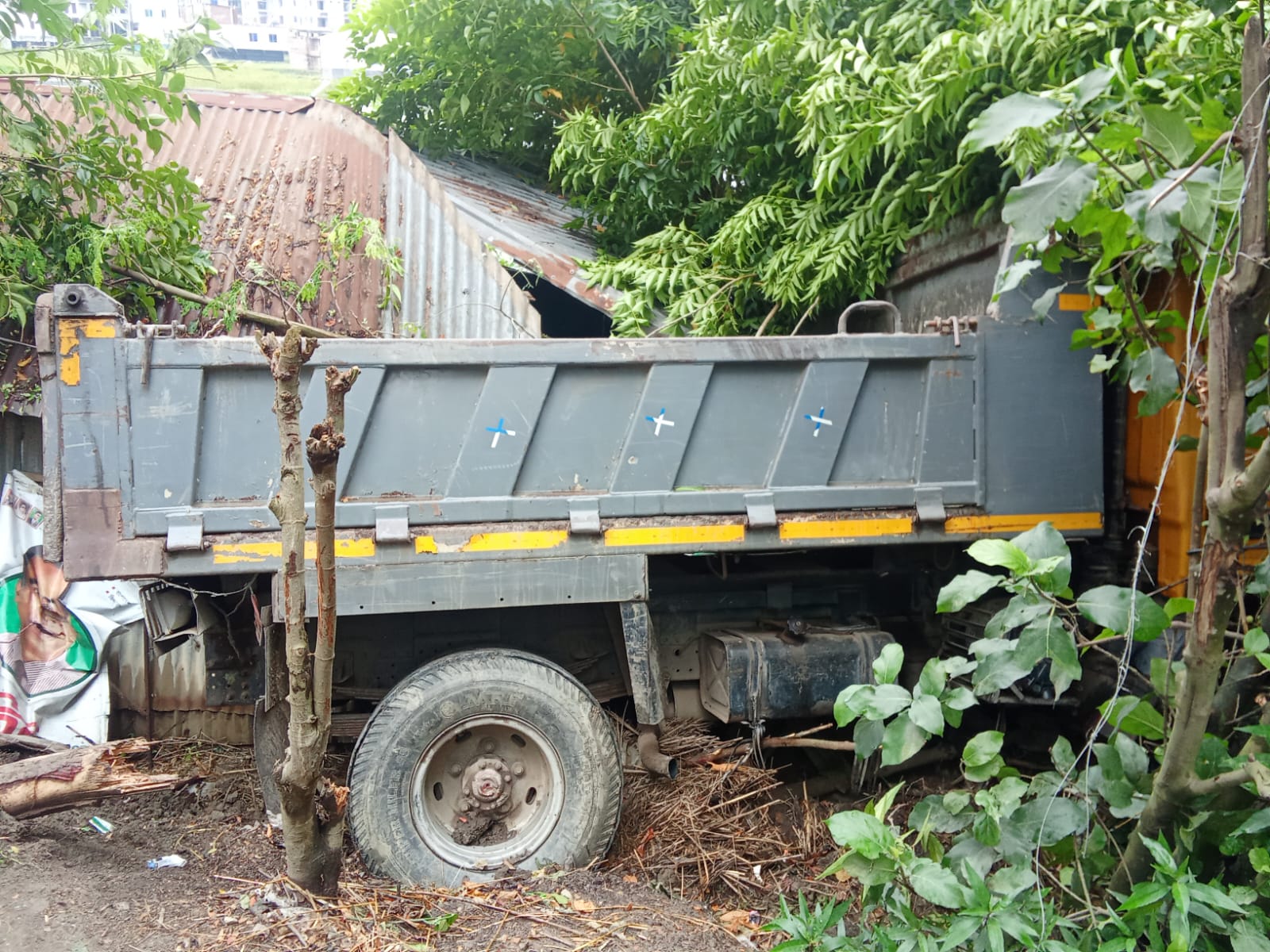 পাবনা জেলার ফরিদপুর পৌরসভার খলিশাদহ গ্রামে ট্রাক দুর্ঘটনা: একজন আহত