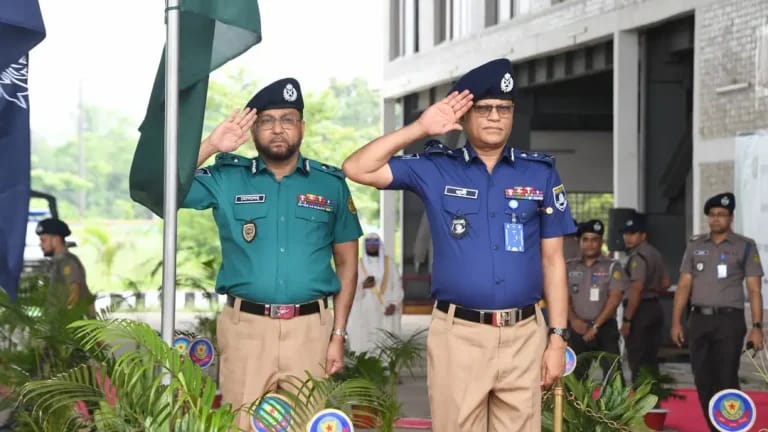 গাঢ় নীল-খাকি ইউনিফর্মে ফিরল পুলিশ, আজ থেকেই নতুন পোশাকে দায়িত্ব পালন