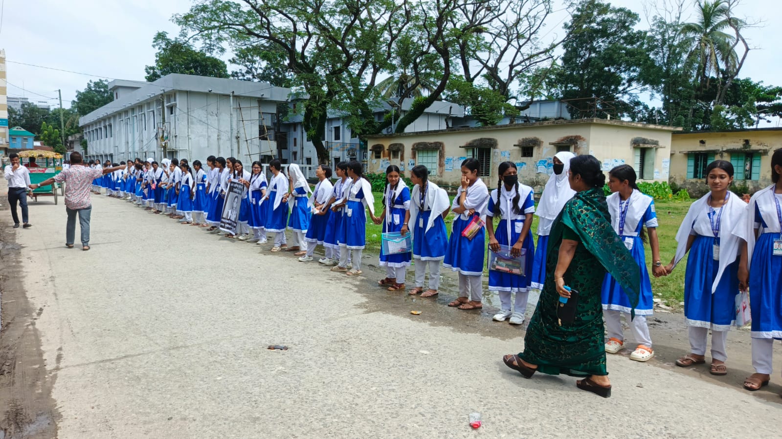 মিঠামইনে নিখোঁজ স্কুল ছাত্রী, পরিবারের দাবি হত্যা; বিচারের দাবীতে মানববন্ধন ও মিছিল