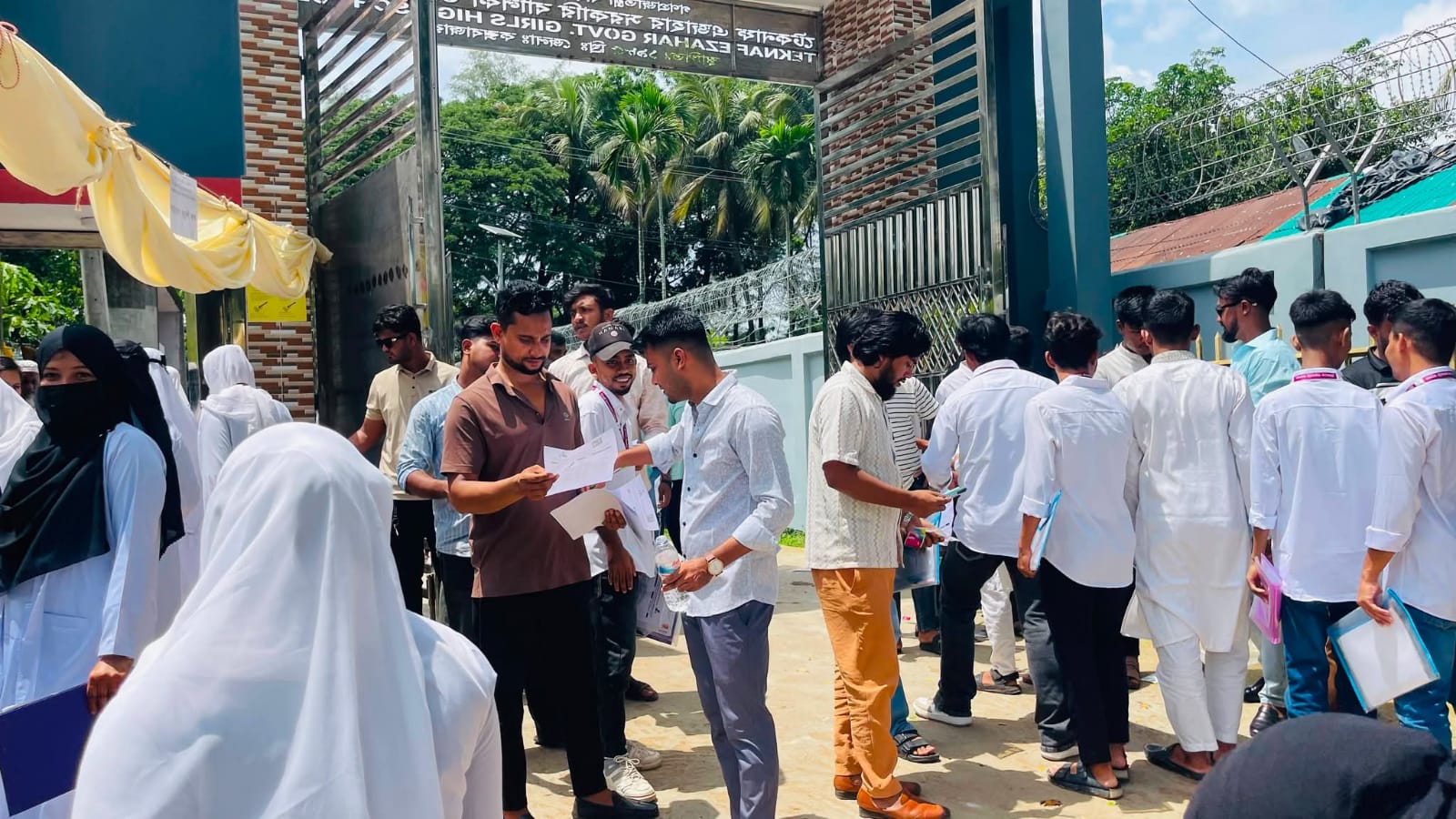এইচএসসি পরীক্ষার্থীদের মাঝে ছাত্রদলের শিক্ষা উপকরণ বিতরণ