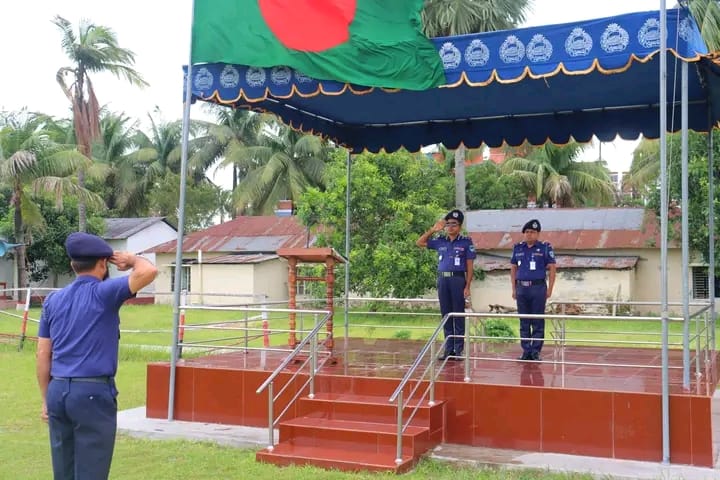 কমান্ড্যান্ট (অ্যাডিশনাল ডিআইজি) মো. হাতেম আলী পিপিএম-সেবা প্যারেড পরিদর্শন