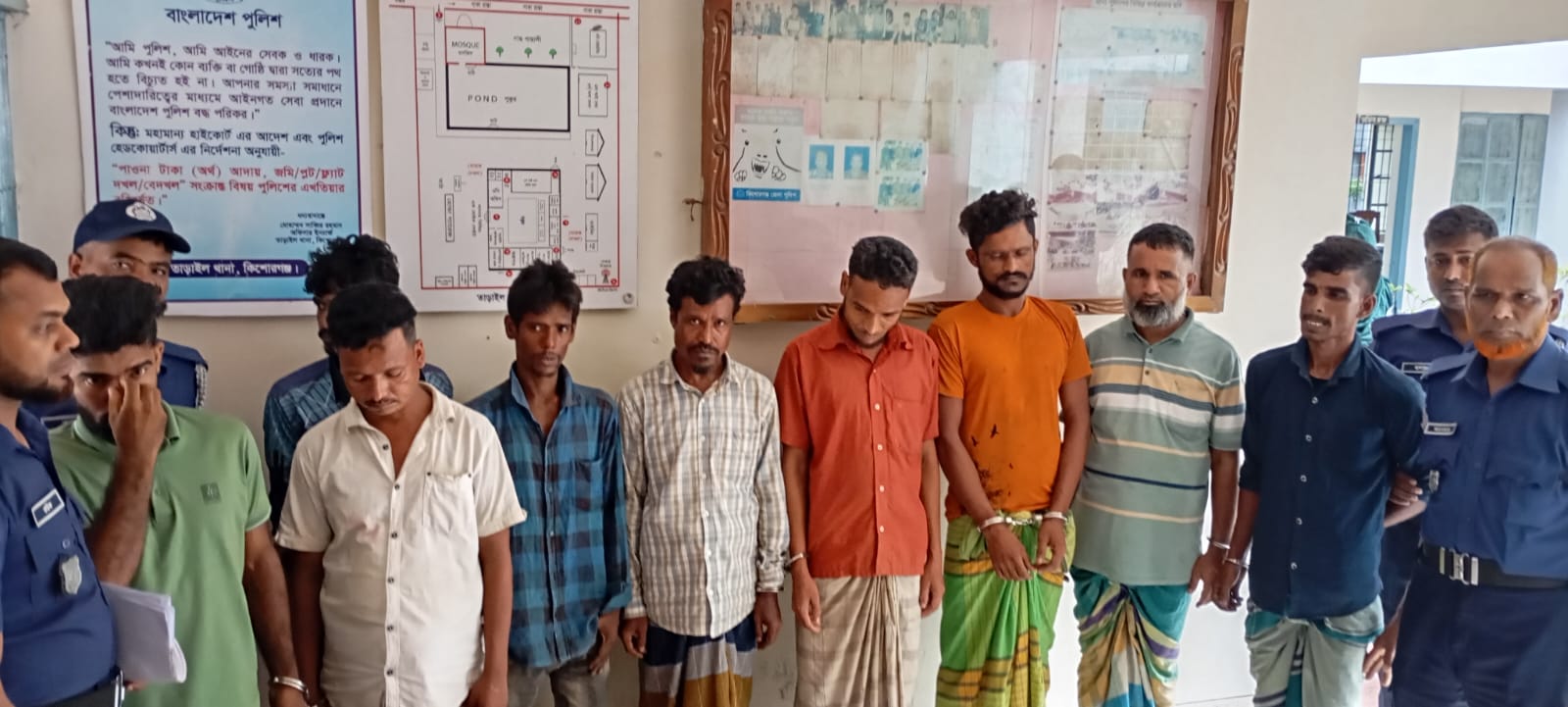 তাড়াইলে পুলিশের সাঁড়াশি অভিযানে ইয়াবাসহ আটক ১০