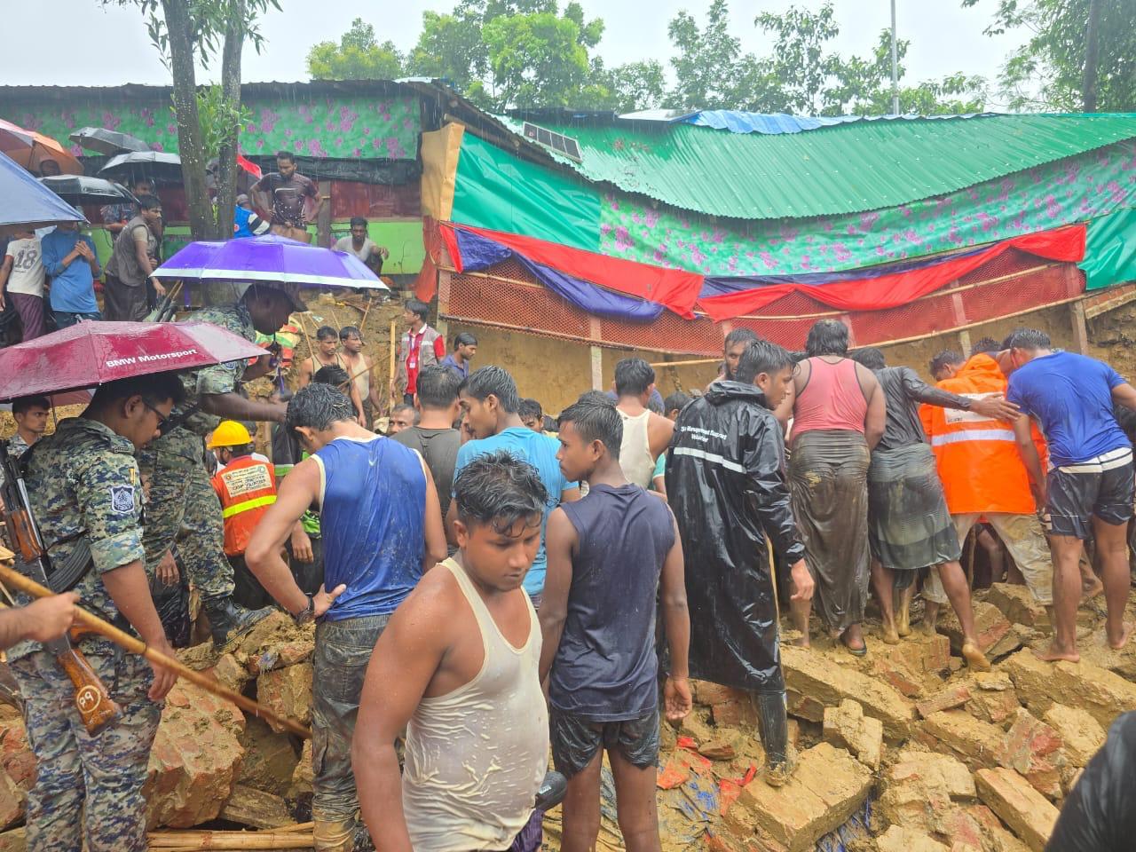 টানা বৃষ্টিতে কয়েকদিনে রোহিঙ্গা ক্যাম্পে পাহাড়ধসে মৃতের সংখ্যা বেড়ে ১৬