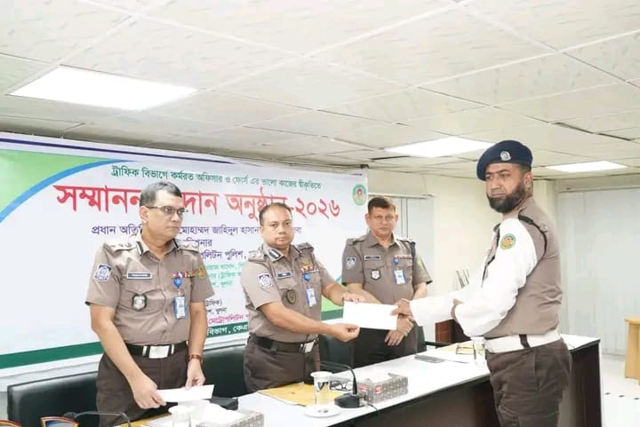 ভালো কাজের স্বীকৃতি পেলেন খুলনা ট্রাফিক পুলিশের ৩১ সদস্য