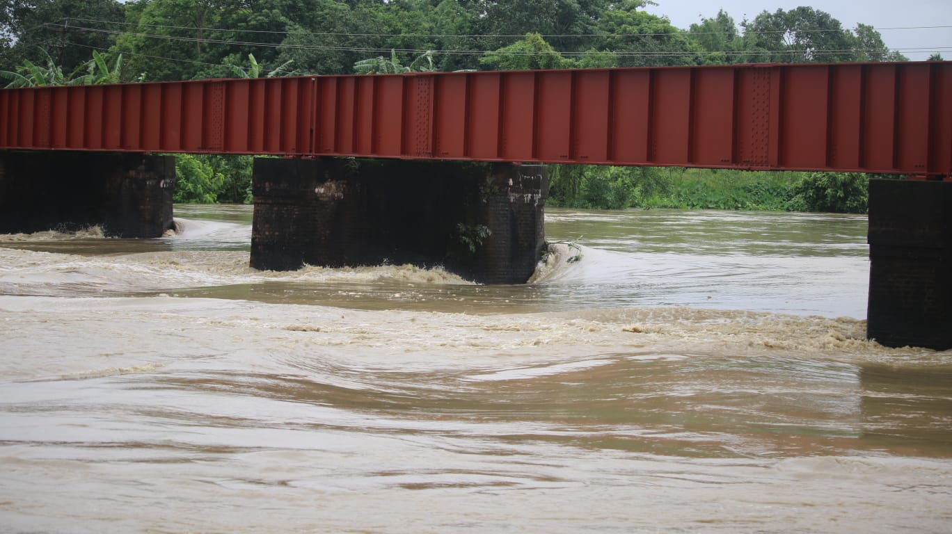 কুলাউড়ায় বাড়ছে মনু নদীর পানি, আতঙ্কে  মানুষ
