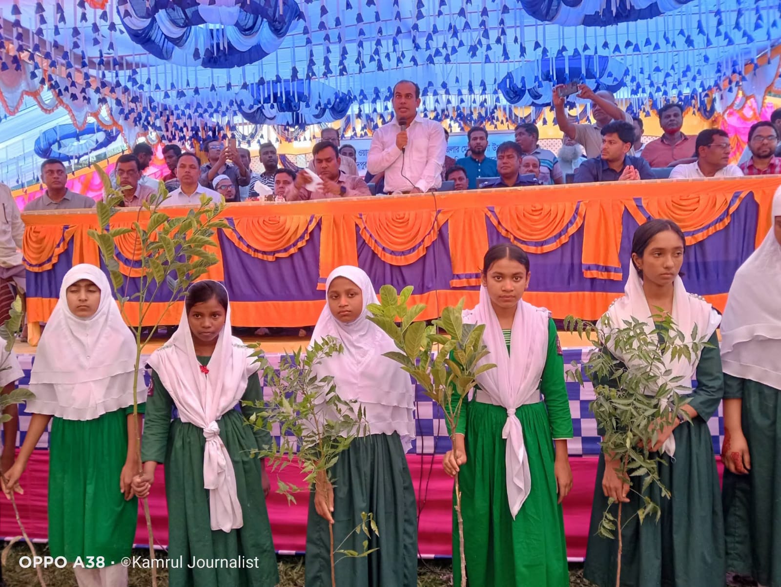 মোকামতলায় ‘ওয়ান চাইল্ড ওয়ান ট্রি’ কর্মসূচিতে ৬ হাজার শিক্ষার্থীর মাঝে গাছের চারা বিতরণ