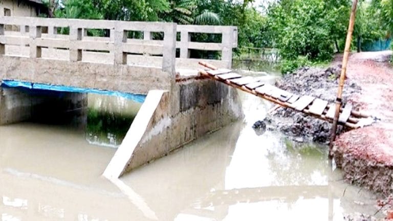 সংযোগ সড়ক ছাড়াই নির্মিত ৩৩ লাখ টাকার কালভার্ট, ঝুঁকি নিয়ে পারাপার মানুষের