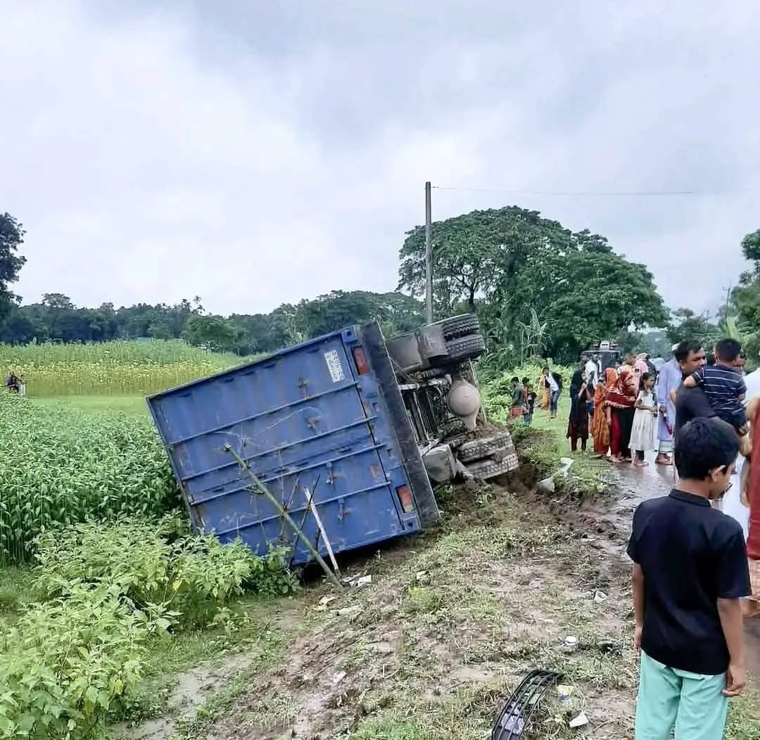 পাকুন্দিয়ায় কাভার্ডভ্যানের সাথে সংঘর্ষে দুমড়ে-মুচড়ে গেলো প্রাইভেটকার