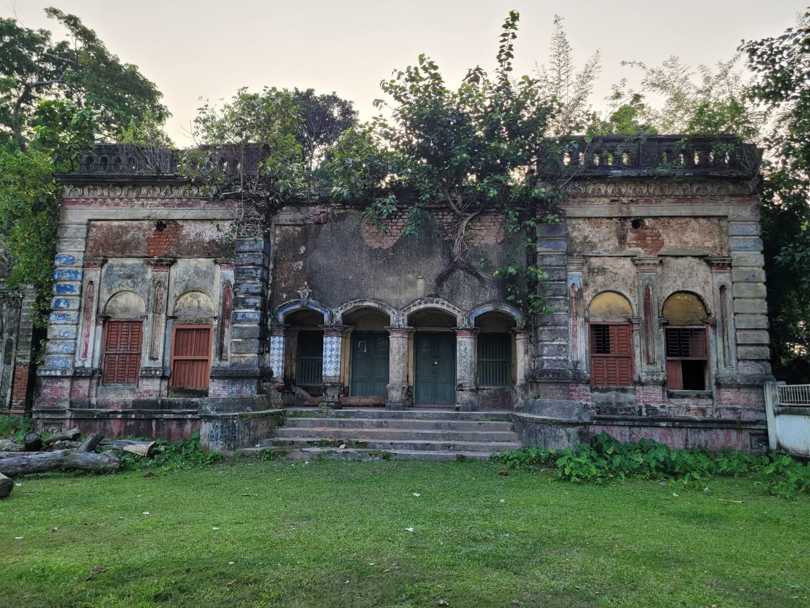 অবহেলায় হারিয়ে যাচ্ছে তাড়াইল উপজেলার  শতবর্ষী ধলা জমিদার বাড়ি