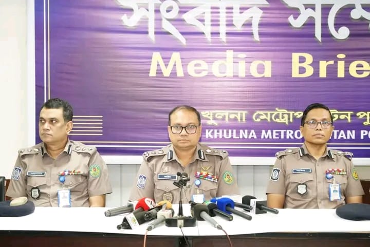খুলনার নিরালায় বস্তাবন্দি মরদেহ উদ্ধারের ঘটনায় কেএমপি কমিশনারের সংবাদ সম্মেলন