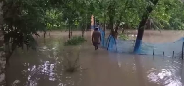 লাগাতার বৃষ্টিতে কাজ হারিয়ে বিপাকে কয়রার শ্রমজীবী মানুষ; ঝুঁকিতে পাউবোর বেড়িবাঁধ