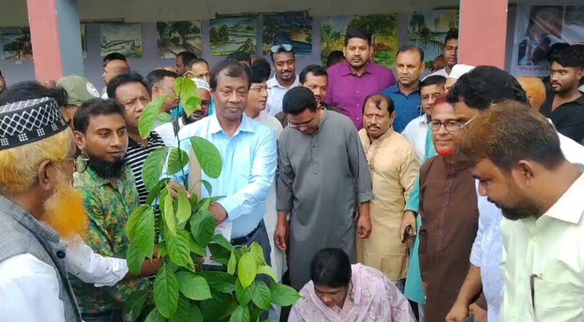 লোহাগড়ায় সরকারি পাইলট স্কুলে ওয়ান চাইল্ড ওয়ান ট্রির অনুষ্ঠানে নড়াইলের দুই এমপি