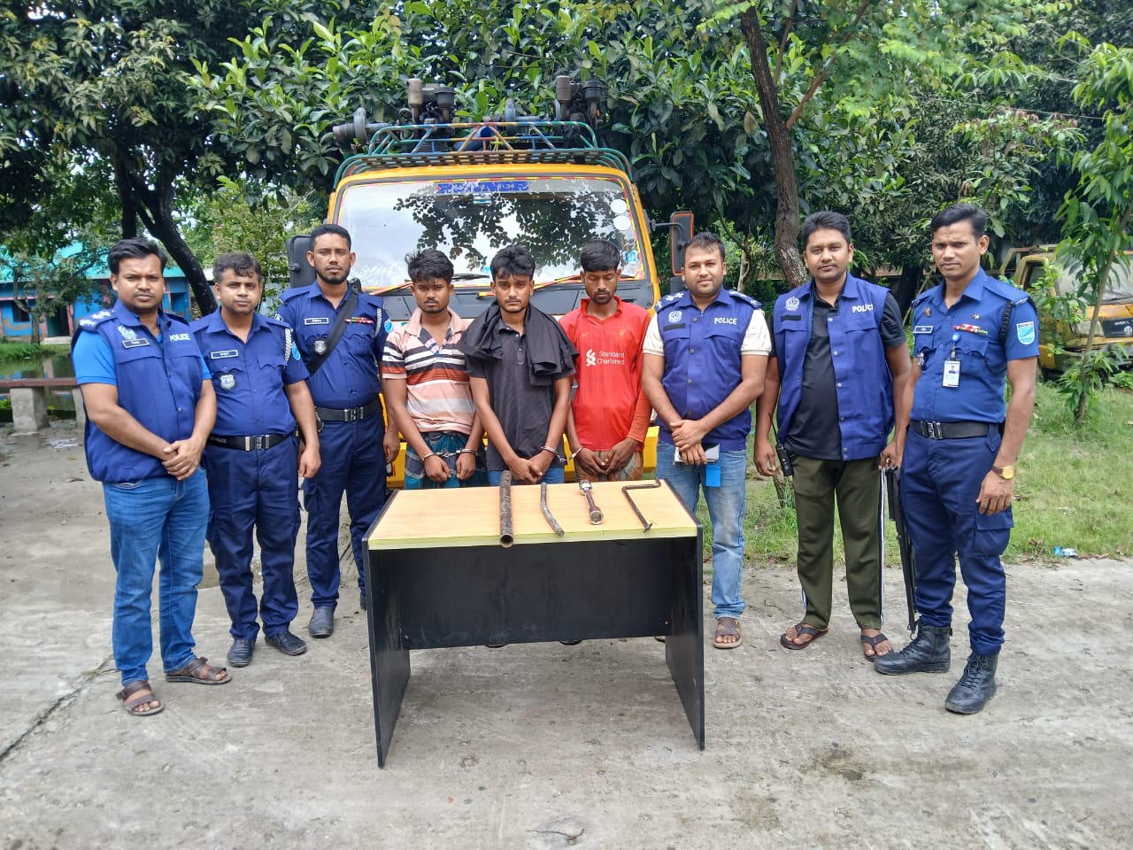 হোসেনপুরে মাছবাহী ট্রাকে ডাকাতি-হত্যার ঘটনায় ৩ আসামী গ্রেফতার