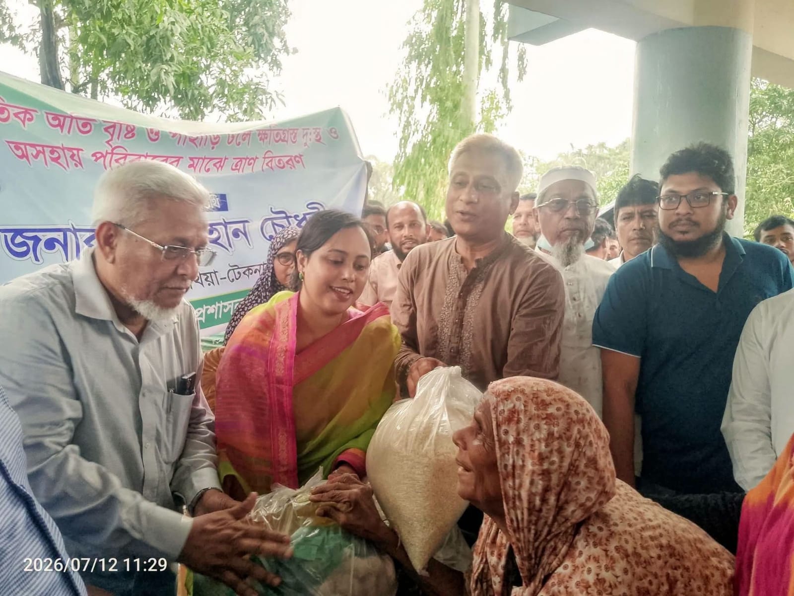 উখিয়ার জালিয়াপালংয়ে বন্যার্তদের পাশে এমপি শাহজাহান চৌধুরী, ত্রাণ বিতরণ