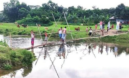 হোসেনপুরে ছোট সেতুর অভাবে দুর্ভোগে হাজারো মানুষ, বাঁশের সাঁকোই একমাত্র ভরসা
