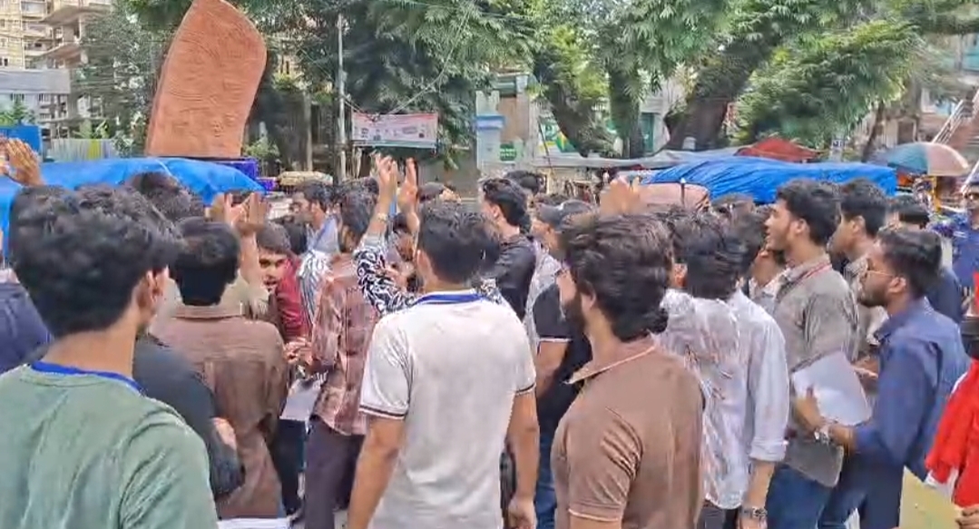 শিক্ষামন্ত্রীর পদত্যাগ দাবিতে কক্সবাজারে এইচএসসি পরীক্ষার্থীদের সড়ক অবরোধ