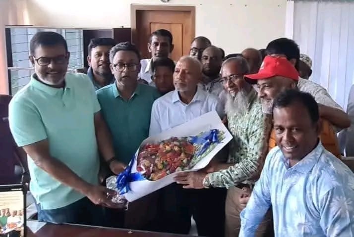 খুলনা ওয়াসার চেয়ারম্যান কে সাবেক ছাত্রদল নেতৃবৃন্দ পরিষদের ফুলেল শুভেচ্ছা