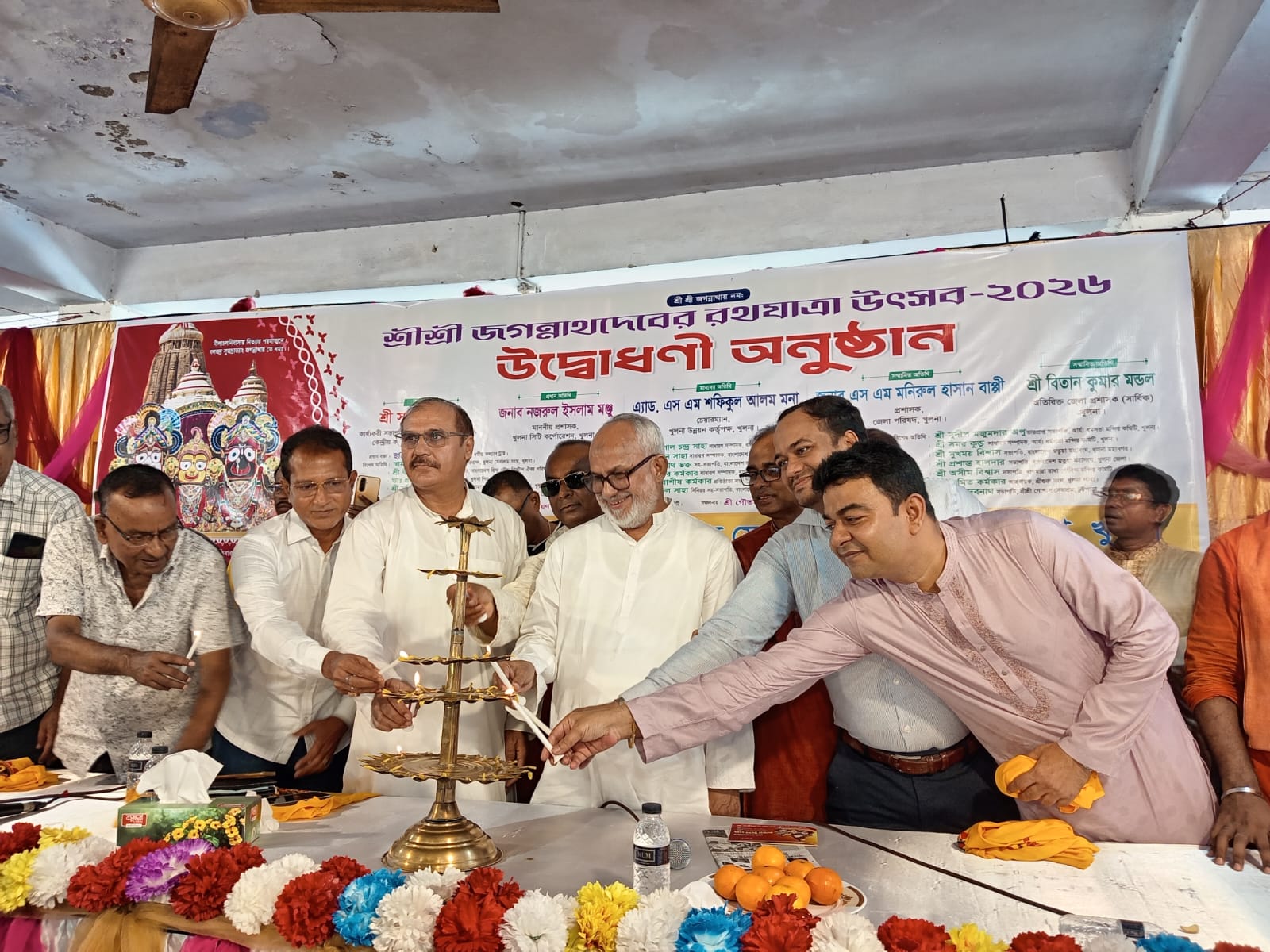 খুলনায় রথযাত্রা উদ্বোধন করলেন কেসিসি প্রশাসক নজরুল ইসলাম মঞ্জু