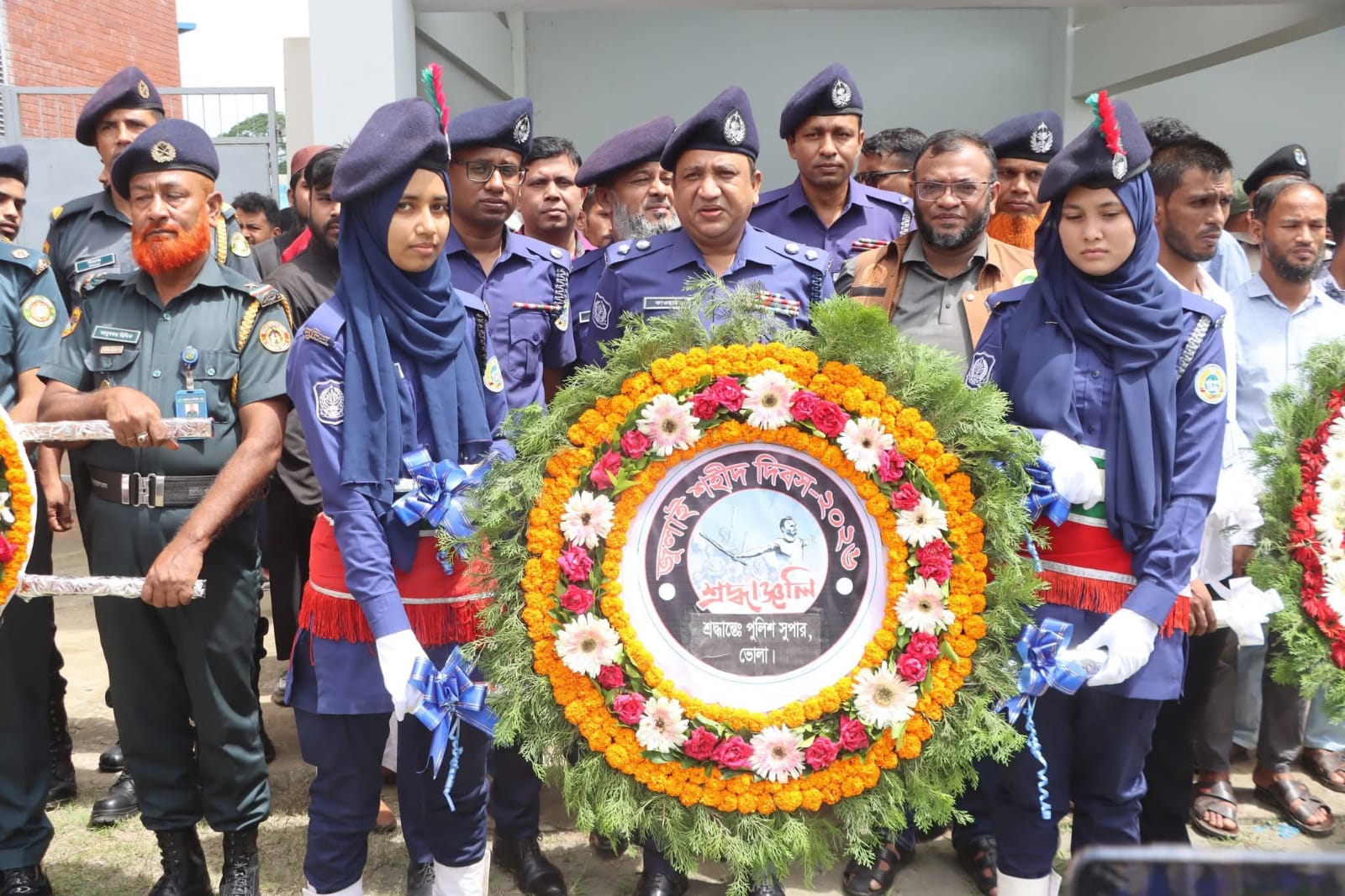 জুলাই শহীদ দিবসে ভোলা জুলাই স্মৃতিস্তম্ভে জেলা পুলিশের শ্রদ্ধাঞ্জলি