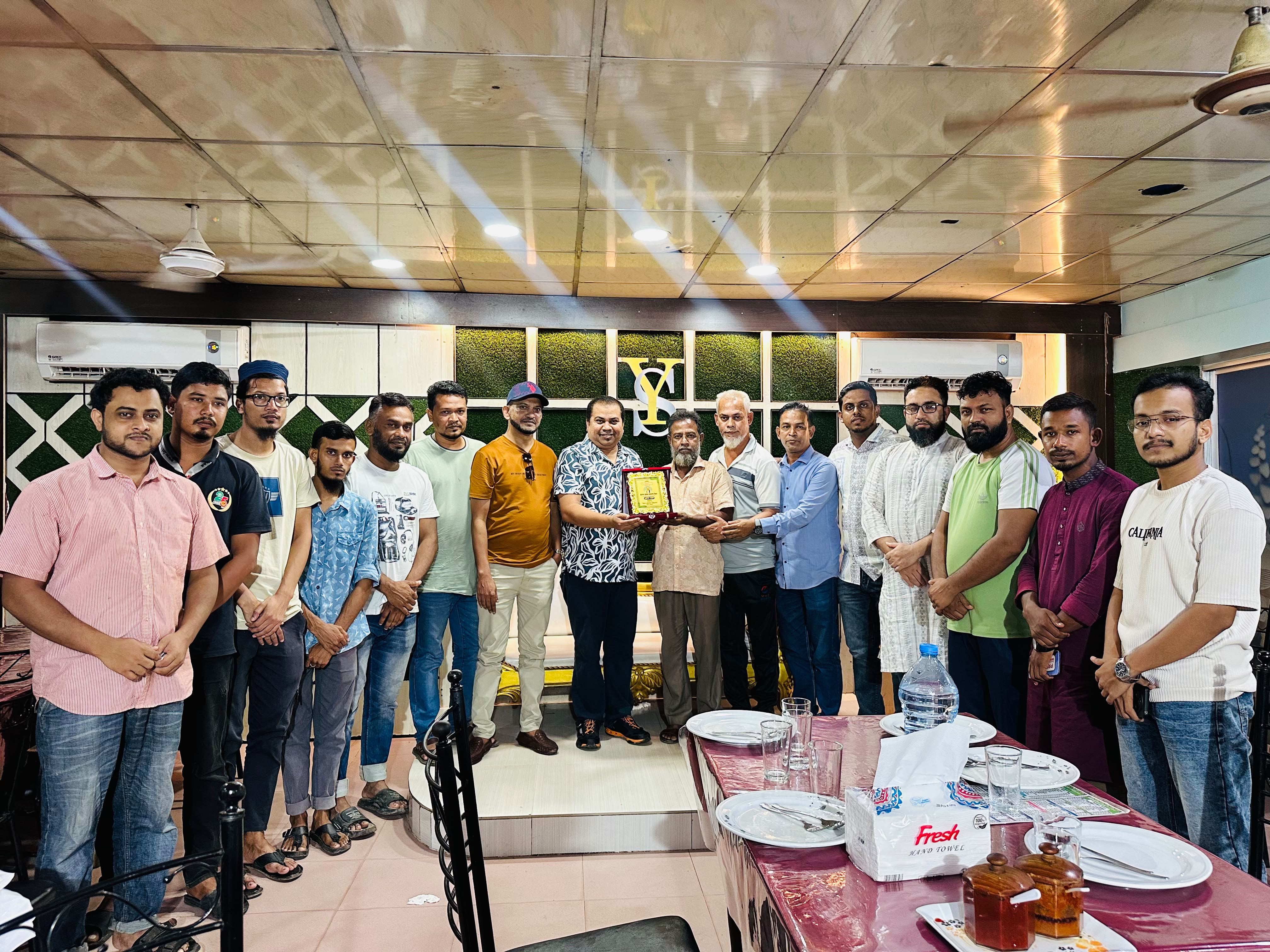 ইয়ানা এডুকেশন ফাউন্ডেশনের চেয়ারম্যানের সঙ্গে টিম জার্নালিস্টের সৌজন্য সাক্ষাৎ
