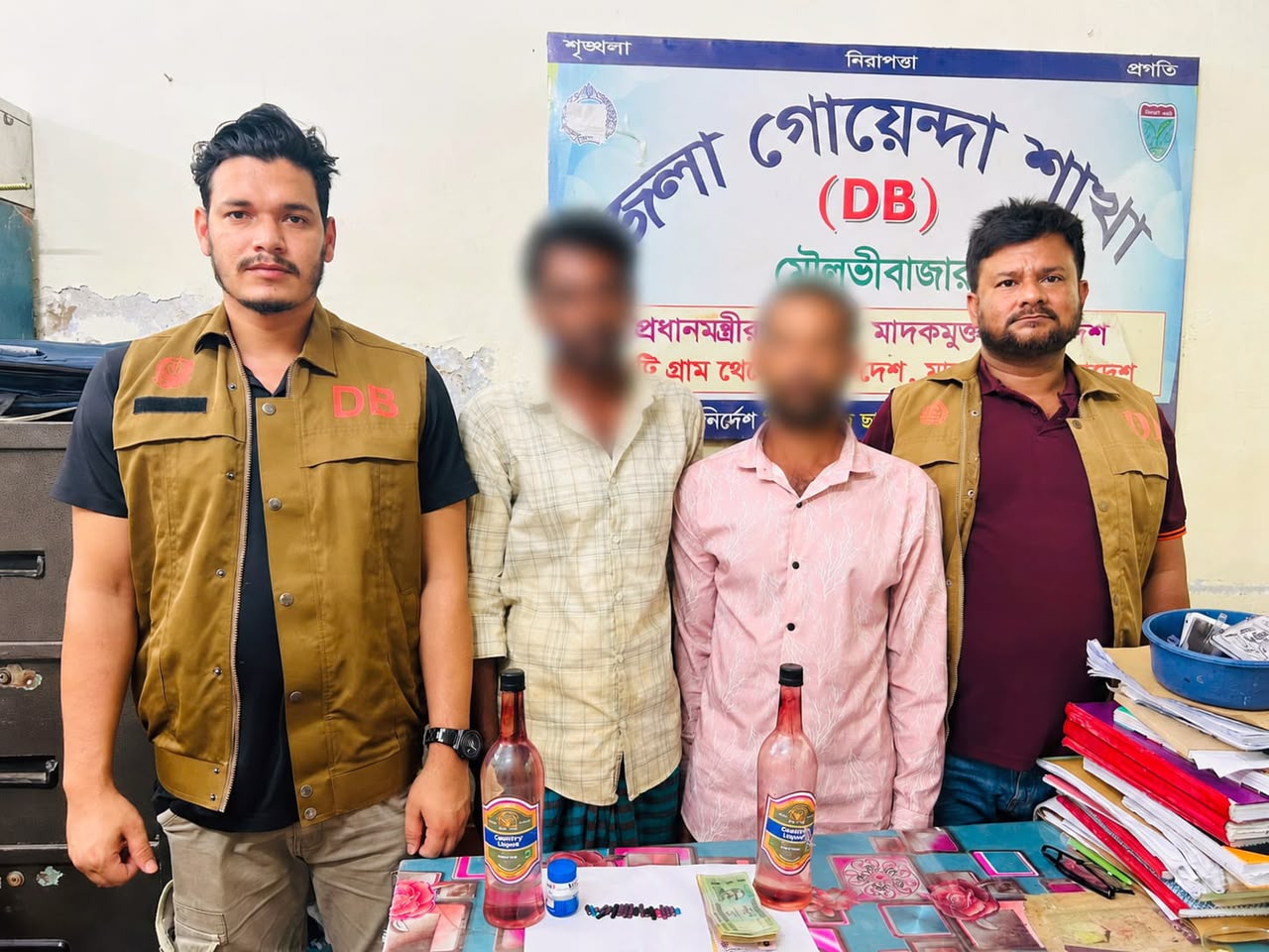 কুলাউড়ায় ডিবি পুলিশের অভিযানে দুই মাদক কারবারি গ্রেপ্তার, ইয়াবা-দেশীয় মদ ও  টাকা উদ্ধার