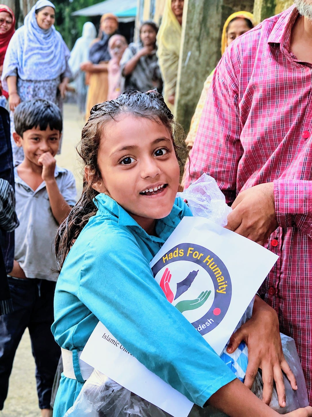 চট্টগ্রাম সাতকানিয়ায় হ্যান্ডস ফর হিউম্যানিটির ত্রাণ বিতরণ